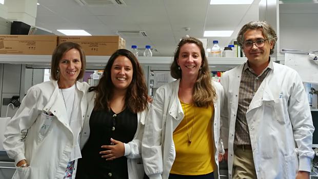 Patricia Conde y Jordi Ochando con miembros de su grupo de investigación
